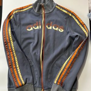 A gem of a vintage adidas sweatshirt. Crazy good details!!